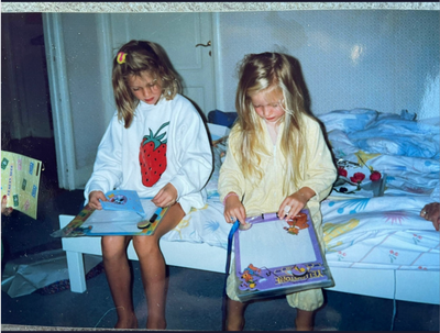 Emma och Filippa som barn